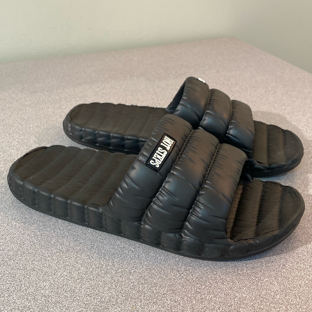 Hot steps - women’s quilted look slides. Size 7